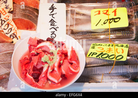 Bol de poulpe, marché aux poissons, le marché de Tsukiji, Tsukiji, Tokyo, Japon Banque D'Images