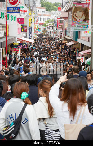 Les gens marcher dans Takeshita Street, Harajuku, Tokyo, Japon Banque D'Images