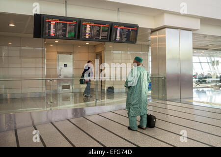 Observation d'un gars sur un des moniteurs départ aéroport Instabul Banque D'Images