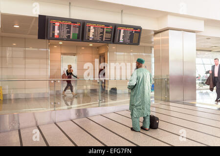 Observation d'un gars sur un des moniteurs départ aéroport Instabul Banque D'Images