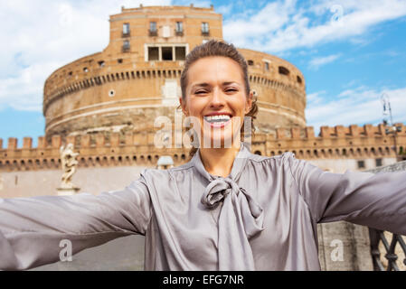 Happy young woman in front of selfies Castel Sant'Angelo à Rome, Italie Banque D'Images