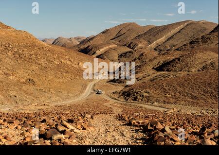 Un livre blanc 4x4 Toyota Hilux négocie seul les pistes dans le désert près de la rivière Ugab dans l'ouest de la Namibie, l'Afrique. Banque D'Images