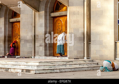 Les chrétiens éthiopiens prière à l'église St Gabriel, l'Éthiopie, Hawassa Banque D'Images
