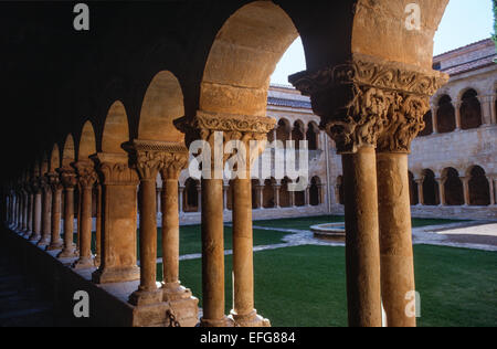 Cloître roman de Santo Domingo de Silos monastère bénédictin (11-12ème siècles). Province de Burgos Banque D'Images