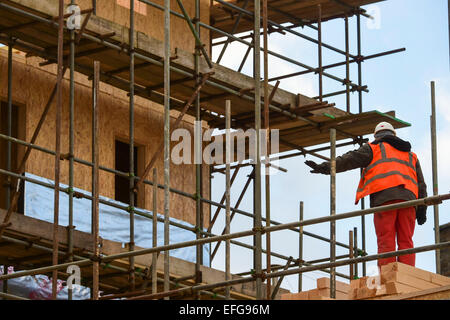 UK Construction maison : un ouvrier travaillant sur un site la construction de bâtiments à pans de bois. Banque D'Images