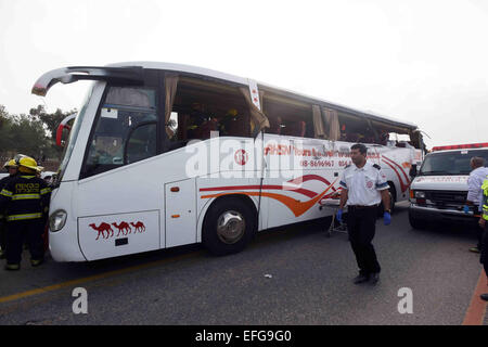 Rahat, Israël. 3, 2015. Bus endommagé est considéré sur le site où un accident s'est produit près de la jonction Lehavim, une section de route 31 dans désert du Néguev, dans le sud d'Israël, le 3 février 2015. Au moins huit personnes ont été tuées et des dizaines d'autres blessés dans un accident dans le sud d'Israël, le mardi, les services d'urgence a dit. Le porte-parole de la police a déclaré que l'accident s'est produit comme un autobus plein de passagers les Bédouins arabes des villages dans le sud du désert israélien du Néguev, a heurté un camion qui transportait un tracteur. Source : Xinhua/JINI/Alamy Live News Banque D'Images