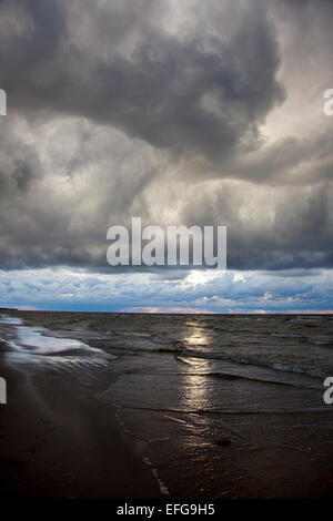 Les nuages bas dans Vecaki spectaculaire plage, Riga, Lettonie Banque D'Images