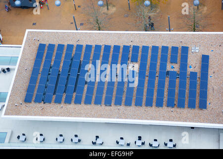 Panneau solaire sur un toit au Village olympique de Stratford, London Banque D'Images