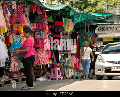 Thaïlande - Petit, bien approvisionné, boutiques bordent les rues animées au Bo Bae dans la section Marché Chinatown de Bangkok. Banque D'Images