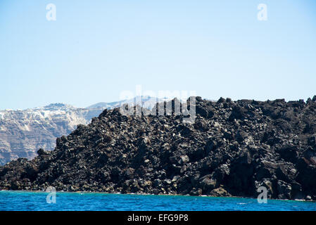 L'île volcanique de Nea Kameni à Santorin en Grèce Banque D'Images