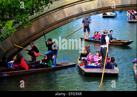 Fun barque sur la rivière Cam, sous le Pont des Soupirs, St John's College de Cambridge. Banque D'Images