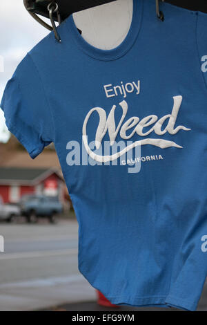 Profitez de la Californie de mauvaises herbes T Shirt à l'extérieur d'un célèbre magasin de la ville de lutte contre les mauvaises herbes situé dans le comté de Siskiyou, California, United States. Banque D'Images