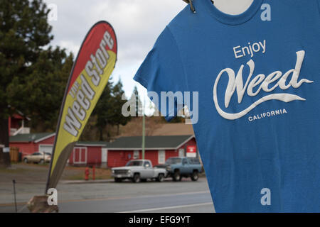 Profitez de la Californie de mauvaises herbes T Shirt à l'extérieur d'un célèbre magasin de la ville de lutte contre les mauvaises herbes situé dans le comté de Siskiyou, California, United States. Banque D'Images