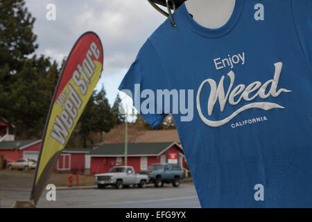 Profitez de la Californie de mauvaises herbes T Shirt à l'extérieur d'un célèbre magasin de la ville de lutte contre les mauvaises herbes situé dans le comté de Siskiyou, California, United States. Banque D'Images