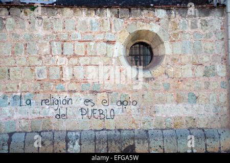 Oaxaca, Mexique - Graffiti sur le mur de l'église de San Felipe Neri cite Karl Marx : "La religion est l'opium du peuple." Banque D'Images