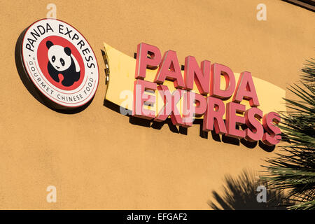 Panda express restaurant fast food chinois signe la chaîne et le logo à l'extérieur un emplacement à Santa Ana California USA Banque D'Images