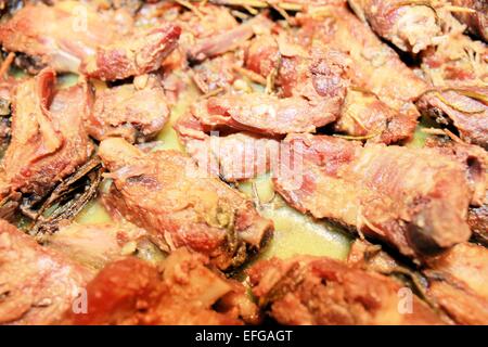 Des morceaux de viande à la sauge et le romarin cuite au four Banque D'Images