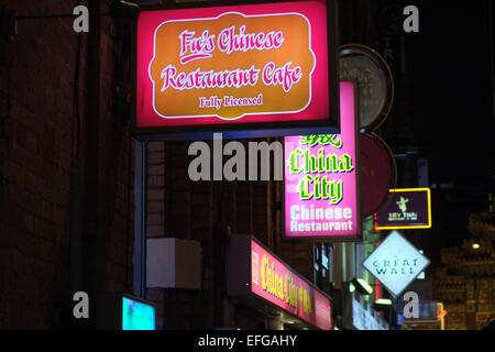 Restaurant néon panneaux pour restaurants chinois dans le quartier chinois de Manchester. Banque D'Images