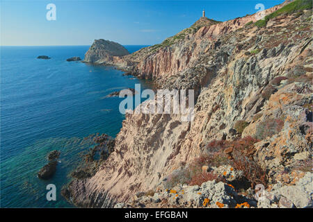 Vue panoramique sur les falaises de Capo Sandalo, avec phare , île de San Pietro, Sardaigne Italie Banque D'Images