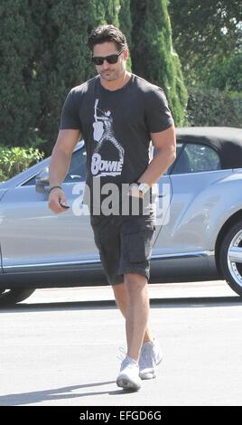 'True Blood' star Joe Manganiello repéré à l'ouest d'Hollywood portant un t-shirt avec Bowie : Joe Manganiello Où : Los Angeles, California, United States Quand : 01 août 2014 Banque D'Images