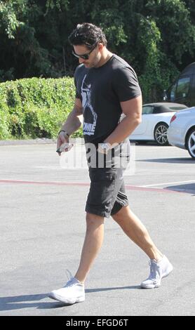 'True Blood' star Joe Manganiello repéré à l'ouest d'Hollywood portant un t-shirt avec Bowie : Joe Manganiello Où : Los Angeles, California, United States Quand : 01 août 2014 Banque D'Images