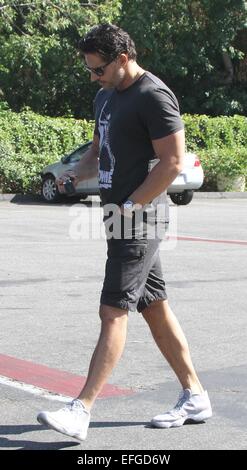 'True Blood' star Joe Manganiello repéré à l'ouest d'Hollywood portant un t-shirt avec Bowie : Joe Manganiello Où : Los Angeles, California, United States Quand : 01 août 2014 Banque D'Images