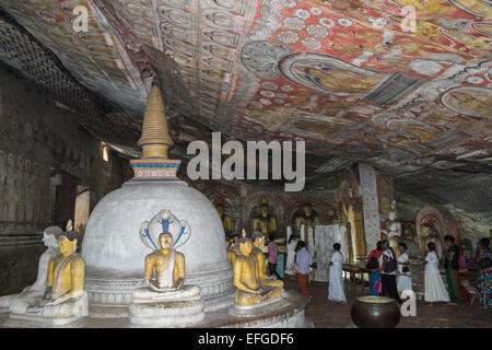 Bouddha couché,images bouddhistes,stupa et à l'eau art mural de mur de Cave Temple, Dambulla, Sri Lanka, en Asie du Sud, Asie. Banque D'Images