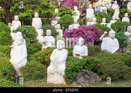 Kaohsiung, Taiwan - le 15 décembre 2015 : Bouddha sculpté à la main à l'entrée de Fo Guang Shan. Banque D'Images