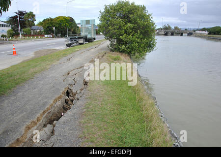 CHRISTCHURCH, Nouvelle-Zélande, le 22 février 2011 : Dommages à un sentier près de la rivière Avon à partir de 6.4 tremblement de terre à Christchurch Banque D'Images