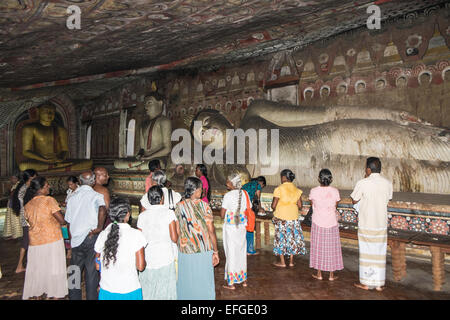 Bouddha couché,images bouddhistes,stupa et à l'eau art mural de mur de Cave Temple, Dambulla, Sri Lanka, en Asie du Sud, Asie. Banque D'Images