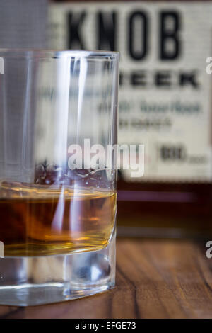 Boulder City Nevada - 28 Décembre : Studio shot of a glass with whiskey et un label reconnaissable pour bouton Creek derrière elle, Décembre Banque D'Images