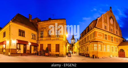 Brasov, Roumanie. Nuit image d'Enescu Square et du Conseil Chambre Tower dans le centre-ville médiéval de la ville historique de Transylvanie. Banque D'Images