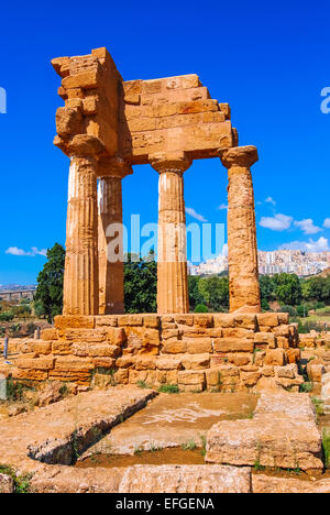 Agrigente, Sicile. Temple de Castor et Pollux l'un des grecs temple d'Italie (Grande Grèce). Les ruines sont le symbole de l'Ag Banque D'Images