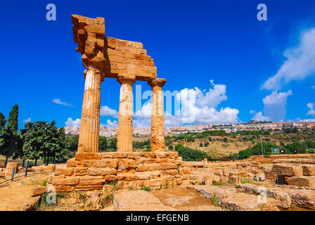 Agrigente, Sicile. Temple de Castor et Pollux l'un des grecs temple d'Italie (Grande Grèce). Les ruines sont le symbole de l'Ag Banque D'Images