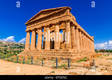 La Sicile. Temple de la concorde avec les colonnes 34 L'un des mieux conservés temples doriques grecques dans le monde entier, vallée des Tiempli dans Agrig Banque D'Images