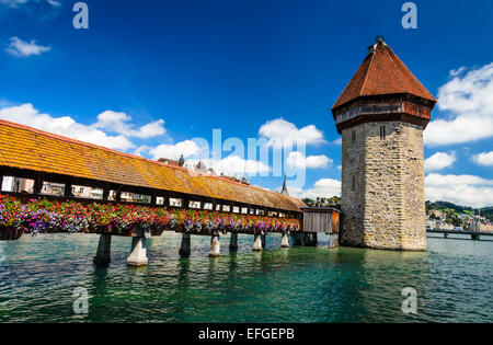 Lucerne, Suisse. Pont de la chapelle et château d'eau est une passerelle en bois couverte de l'autre côté de la rivière Reuss en ville de Lucerne, en cen Banque D'Images