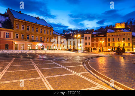 L'image de nuit au centre-ville de Brasov, ville médiévale en Transylvanie (Roumanie) et de la Tour Blanche Banque D'Images