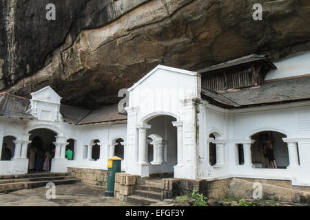 Les touristes locaux du Cave Temple, Dambulla, Sri Lanka, Asie Banque D'Images