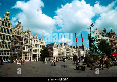 Belgique, Anvers, Grote Markt, restauré et Guildhouses Fontaine Brabo Banque D'Images