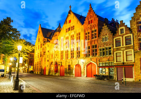 Bruges, Belgique. Image Twilight avec Hanseatic place médiévale de Bruges, Flandre occidentale ancienne ville gothique en Belgique. Banque D'Images