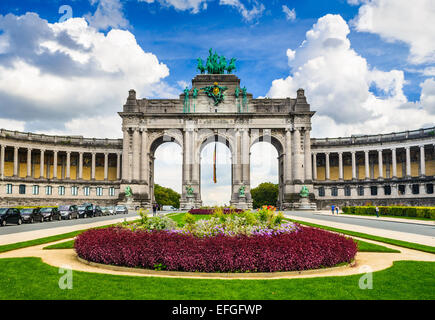 Bruxelles, Belgique. Parc du Cinquantenaire avec Arch construit pour les festivités du Jubilé de l'indépendance Belge. Bruxelles Banque D'Images