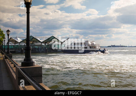 New York, USA- juillet 30,2013 : Hudson River Ferry à Battery Park.NY Waterway est le plus rapide et le plus pratique de NYC, Banque D'Images