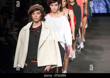 Barcelone, Espagne. 3, 2015. Modèles à l'TCN Fashion Show au cours de la 080 Barcelona Fashion Week Automne/Hiver 2015 Le 3 février 2015 à Barcelone, Espagne. Photo : afp/Alamy Live News Banque D'Images