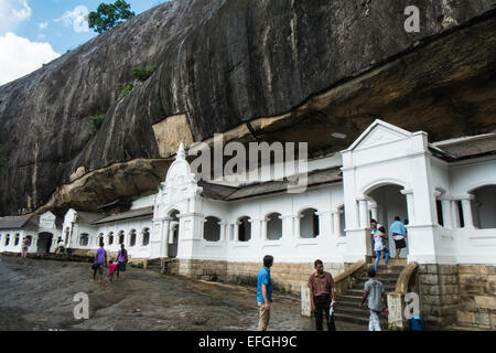 Les touristes locaux du Cave Temple, Dambulla, Sri Lanka, Asie Banque D'Images