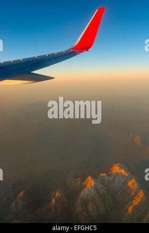 Avions contre le ciel au dessus des montagnes Banque D'Images