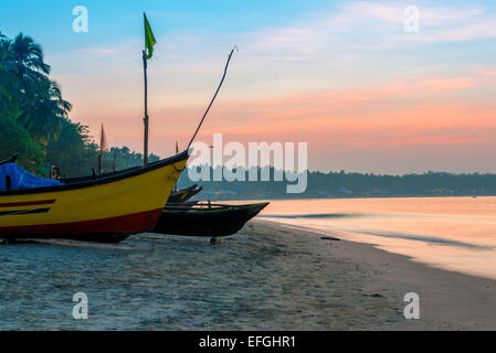 Bateau de pêche en bois sur la plage de Goa Banque D'Images