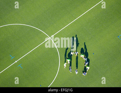 L'équipe de football, les joueurs de football de faire exercices d'échauffement, vue aérienne, Billtal Stadium, Hambourg, Allemagne Banque D'Images