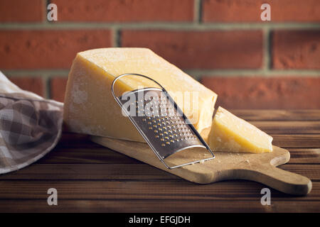 La râpe à fromage et le parmesan Banque D'Images