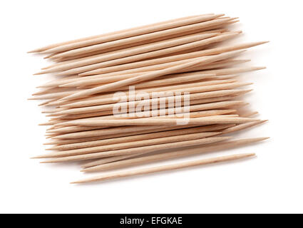 Pile de cure-dents en bois isolé sur blanc Banque D'Images