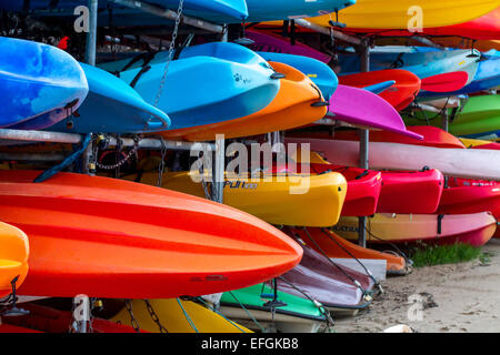 Kayaks colorés empilés sur un rack prêt à l'emploi. Banque D'Images